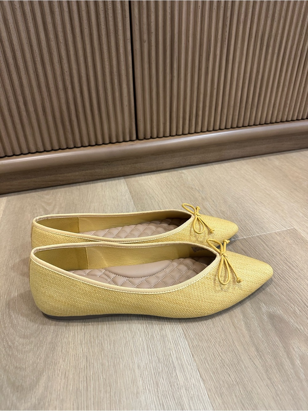 Birdies Women's Butter Yellow Raffia Flats with Bow Detail size 10